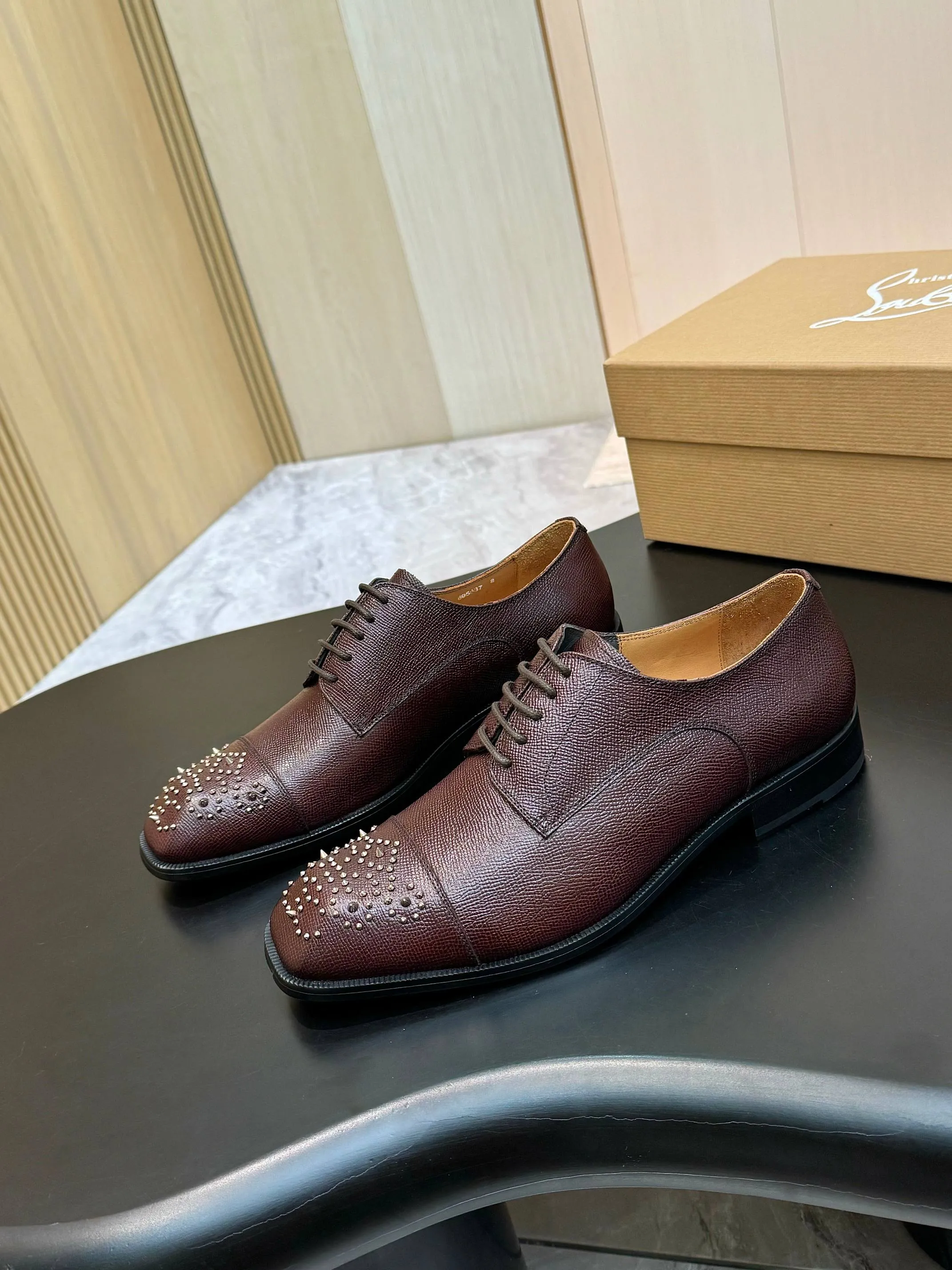 [CL red sole shoes] Top P: 1020💰 Size 39-44 (⚠️38.45.46.47 custom-made, non-returnable and non-exchangeable) 🆑High-end men's business formal leather shoes, original authentic top quality goods ••✅💯 Top original order purchasing agent! Original imported patterned cowhide ➕Imported cowhide lining ➕Cowhide feet ➕Original leather outsole~🉑️Feel free to compare the authentic ones!